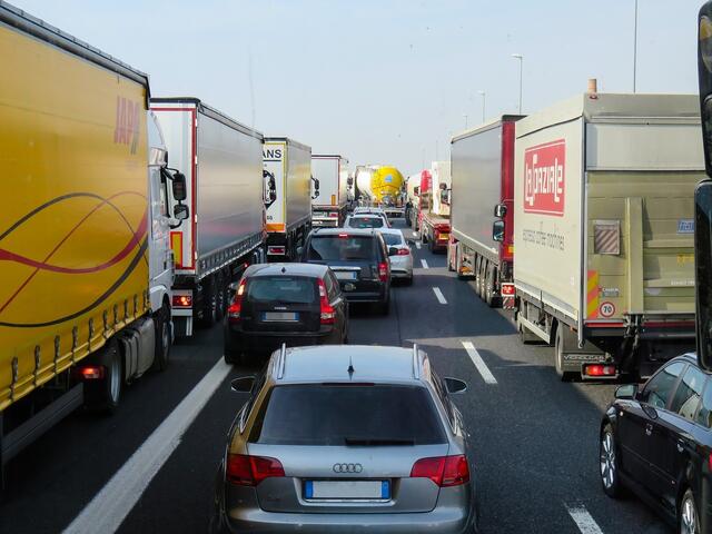 Stellst Du Dich in den Stau oder weichst Du aus auf die öffentlichen Verkehrsmittel? | Foto: Pixabay