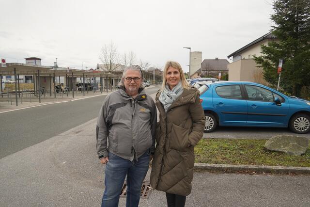 Gemeindevertreter Otto Pritz (SPÖ) und Verkehrssprecherin Sabine Klausner (SPÖ) beim Park and Ride-Parkplatz in Lamprechtshausen. | Foto: Emanuel Hasenauer
