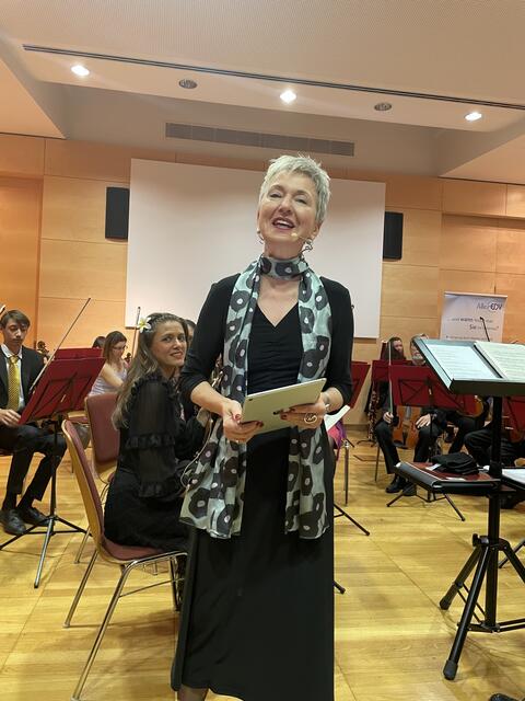 Moderatorin Hanna Mayer