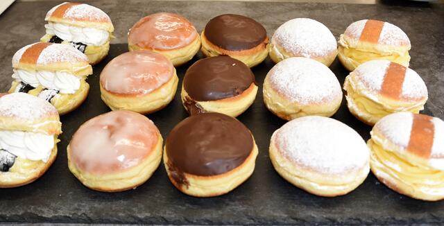 Mittlerweile gibt es eine verführerische Auswahl verschiedenster Krapfenvariationen:

Der unwiderstehliche, gefüllt mit Puddingcreme, Powidl &amp; gekochter Vanillecreme

Der Vanillekrapfen, gefüllt mit Vanillepudding  und mit Fondanteglasur

Der Schokokrapfen, gefüllt mit Schoko Nougatcreme

Der Klassiker, gefüllt mit Marillemarmelade

Und der Puddingkrapfen, gefüllt mit Vanillepudding | Foto: Kirchdorfer