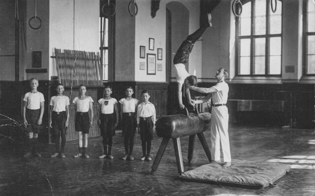 Linz zählte bei der Einführung des "Schulturnens" in den Pflichtschulen in Österreich zu den Vorreitern. | Foto: Sammlung Gstöttenmayer