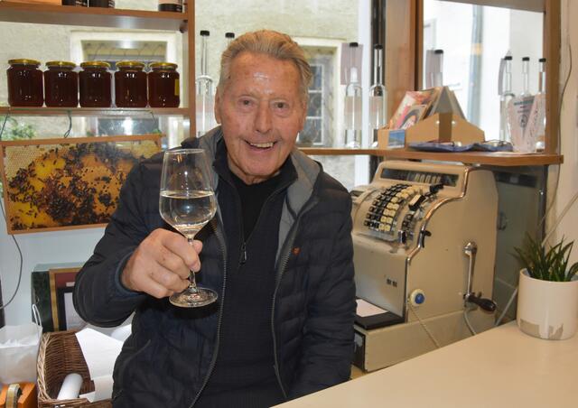 Josef Garber in seinem Geschäft in der Haller Rosengasse

  | Foto: Stadtamt Hall in Tirol