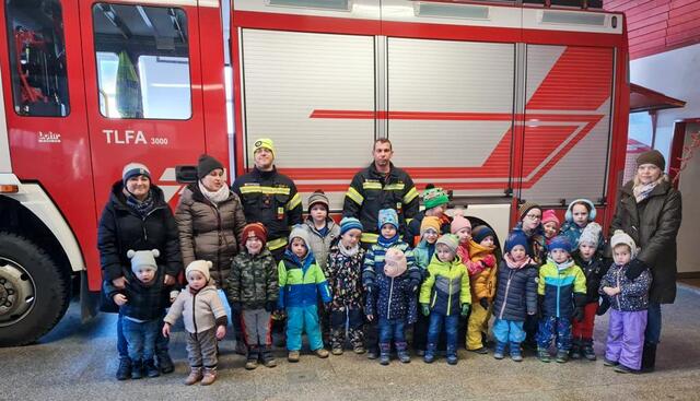 Der Kindergarten Litzelsdorf stattete der örtlichen Feuerwehr einen Besuch ab.  | Foto: Feuerwehr Litzelsdorf