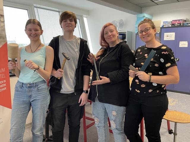 Stefanie Schlederer, Jacqueline Grafinger, Jessica Forstner-Morilla und Katharina Hauser haben eines gemeinsam. Sie werden im FiT-Zentrum Weinviertel auf ihre Beruf in einer ehemaligen "Männerdomäne" vorbereitet.