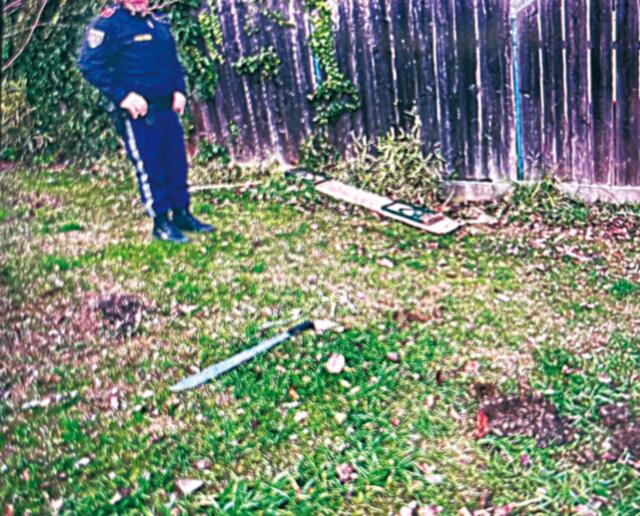 Diese Machete legte der Angreifer auf die Schulter seiner Ehefrau, ehe er damit einen Polizisten verletzte. | Foto: Polizei