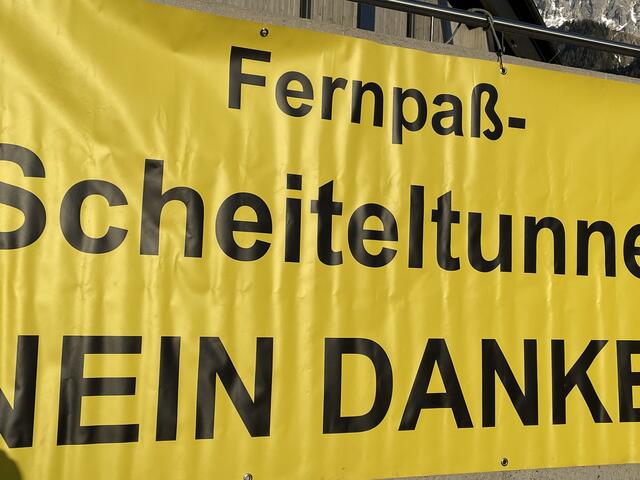 Vor dem Zugspitzssaal wurde gegen die Pläne Stimmung gemacht. | Foto: Reichel