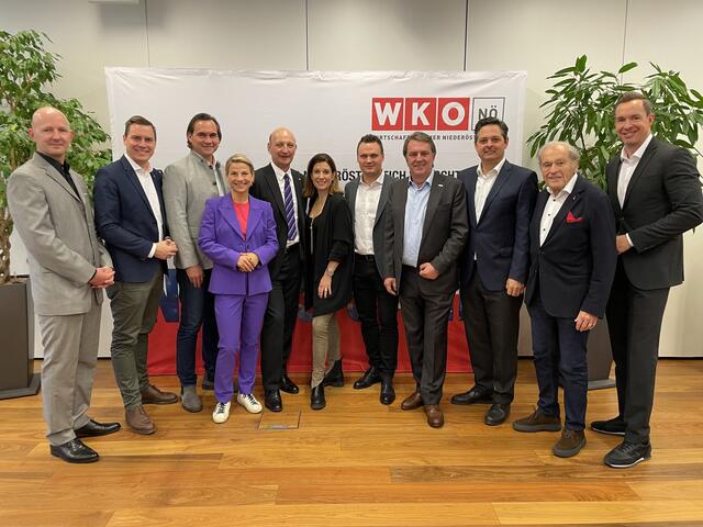 Claus Zeppelzauer und Lukas Reutterer (li und re. außen), Geschäftsführer ecoplus digital, Landtagsabgeordneter Christoph Kaufmann, WKNÖ-Bezirksstellenobmann Christian Bauer, Moderatorin Kristina Sprenger, Bezirkshauptmann Andreas Riemer, Nina Stift, Landtagsabgeordneter Andreas Bors, WKNÖ Präsident Wolfgang Ecker, Stadtrat für Wirtschaft Lukas Sobotka und Altbürgermeister Willi Stift | Foto: Victoria Edlinger
