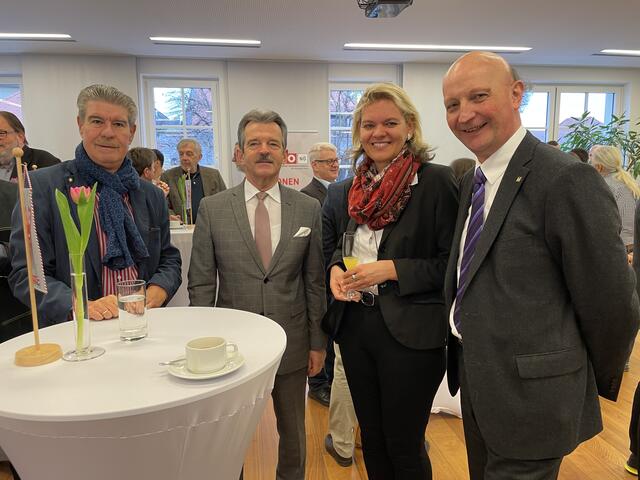 Franz Müllner, Gründer Donaukultur KG, Unternehmer Johann Figl, Bezirkshauptmann-Stellvertreterin Renate Giller-Schilk und Bezirkshauptmann Andreas Riemer. | Foto: Victoria Edlinger