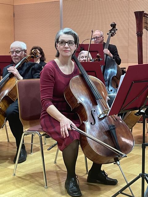 Cellistin Johanna Unterweger spielte das Solo der Zweiten Romanze für Violoncello solo und Orchester op. 255 von Johann Strauß Sohn.