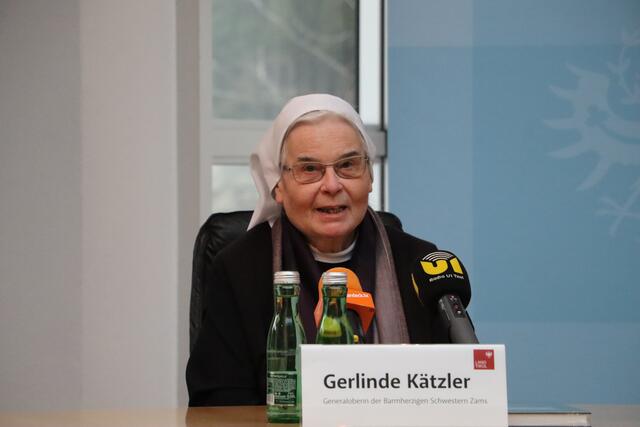 Generaloberin der Barmherzigen Schwestern Zams, Gerlidne Kätzkler, betont die zahlreichen Ausbildungsmöglichkeiten in Zams im Pflegebereich. | Foto: Elisabeth Mederle
