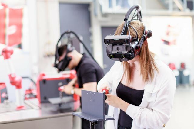 Die Caritas OÖ darf sich über einen Ausbildungssimulator der Firma Fronius freuen: Augmented Reality (AR) und echte Schweißbrenner kreieren ein verblüffend wirklichkeitsgetreues Schweißerlebnis. | Foto: Fronius International