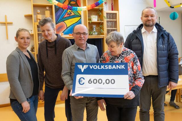 Betreuerin Desiree Stoitzner, Bewohner Josef Hora, Wohnhaus-Leiter Roland Schneider, Bewohnerin Elisabeth Hora und VTW-Geschäftsführer Manfred Schinko (v.l.) | Foto: VTW