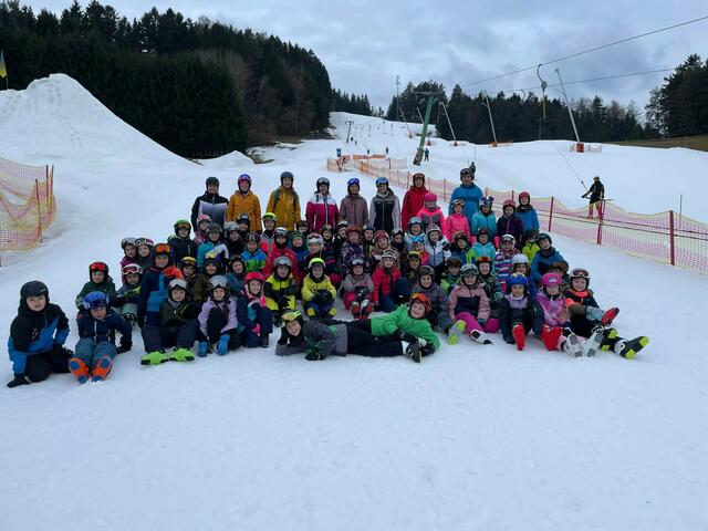 Hinten von links nach rechts:
Skitagleiterin Sabine Almeder mit ihrem Team Christina Kastner, Andrea Kerschbaum, Alexandra Hahn, Celina Müllner, Alexandra Nagelmaier, Alexandra Schmidt und Christoph Grötzl;
vorne: die Skihasen der dritten und vierten Klassen der Volksschule Zwettl Hammerweg | Foto: VS Zwettl