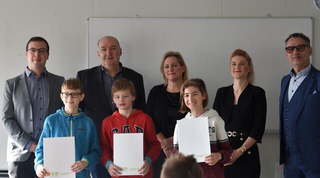 Alexander Filipp (BRG), Miklos Burian (1B, BRG), Mag. Thomas Woltron (FH), Jaron Koller (2C, BRG), Esther Poppinger (Bücher Hikade), Leon Riefler (3EL, BRG), Theresa Mikesch (Sparkasse) und Mag. Gerald Stachl (BRG). | Foto: BRG Gröhrmühlgasse