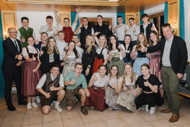 Beste Stimmung herrschte bei der diesjährigen Jungbürgerfeier, der neben Bgm. Lukas Peer auch LH Anton Mattle beiwohnte | Foto: Victoria Hörtnagl