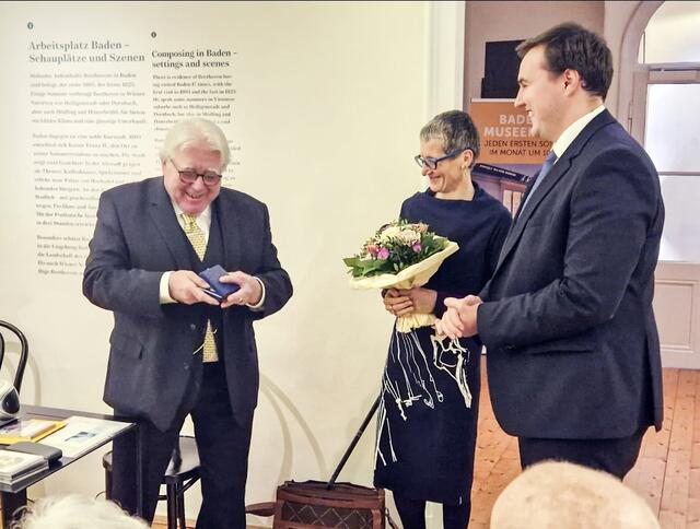 StR Michel Capek überreichte Johannes Leopold Mayer als Dankeschön die Kaiser Friedrich Medaille.  | Foto: © 2024psb/zVg