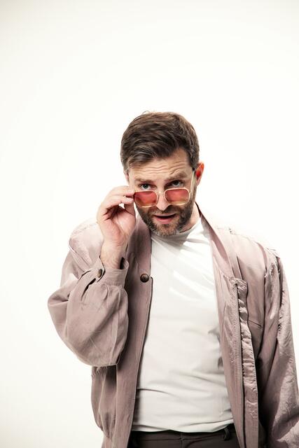 "Josh": Der Wiener Musiker steht am 8. Mai 2024 bei der Premiere der "Mürzhofener Spring Vibes" in Kindberg auf der Bühne.  | Foto: Carina Antl