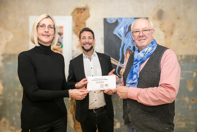 V.l.: Elisabeth Stein von Momo, Bezirksvorsteher Markus Rumelhart (SPÖ) und Galerist Stefan Kamp von der Galerie Eisenwaren Kamp | Foto: BV 6