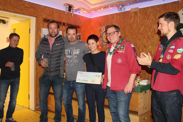 Kürzlich konnten die Ober St. Veiter Pfadfinderinnen und Pfadfinder eine Spende von 1.600 Euro, die aus einer Tombola erging, vom Huatklub entgegennehmen.  | Foto: Pfadfindergruppe 39