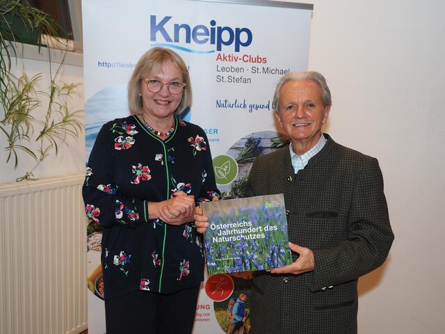 Kneipp-Vorstandsmitglied Waltraud Ruth mit Johannes Gepp, Präsident des Steirischen Naturschutzbundes. | Foto: Gaube