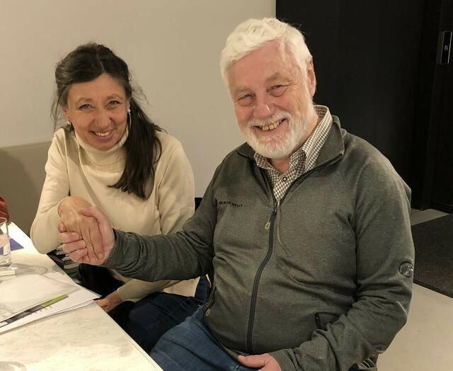 Per Handschlag übergab Pfarrer Otto Walch das Amt an Mathilde Schlichtherle-Frey. | Foto: Wunderkammer