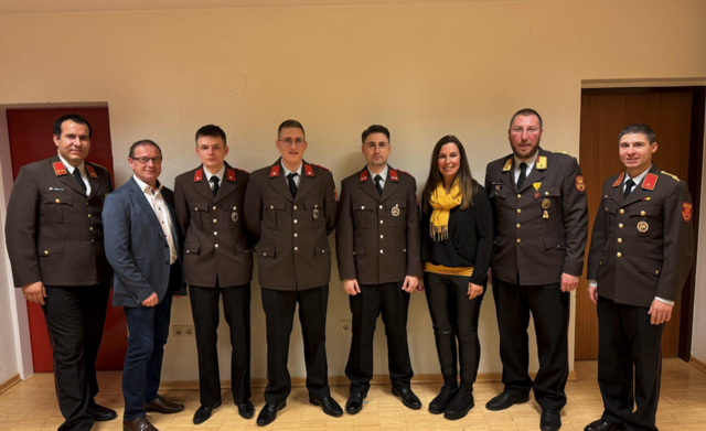 Kommandant Thomas Hedl, Bürgermeister Paul Fercsak, Maximilian Willig, Julian Palatin, Daniel Huk, Vizebürgermeisterin Angelika Mileder, Abschnittskommandant Alexander Blazovich, Andreas Radnasich. | Foto: FF Großmutschen