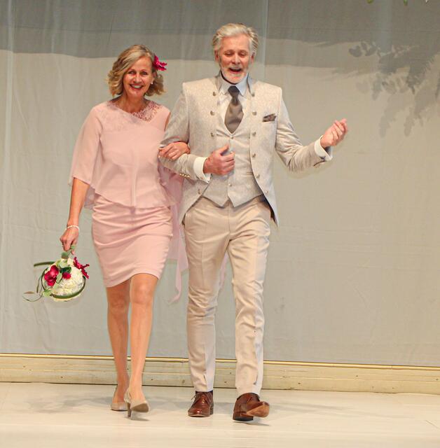 Was die Kleiderlänge beim Brautkleid angeht, gibt es ettliche Alternativen. | Foto: Karl Künstner