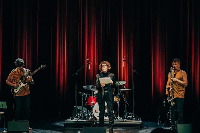 Adele Neuhauser und Edi Nulz auf der Bühne. | Foto: Theresa Birbamer, Klassik.Klang