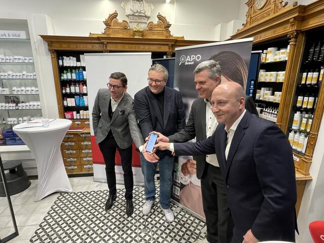 Philipp Saiko (Apothekerkammer Wien-Präsident), Peter Hacker (Gesundheitsstadtrat, SPÖ), Thomas Brosch (Kwizda-Geschäftsdführer) und Christian Wurstbauer (Apotheker und Berater Gesundheits-IT-Projekte) | Foto: Antonio Šećerović/RMW