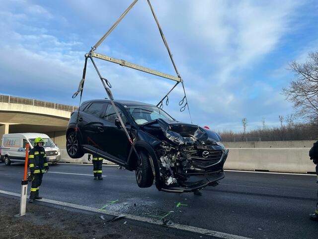 Beim Verkehrsunfall wurden drei Personen verletzt und in ein Krankenhaus gebracht. | Foto: Feuerwehr Mattersburg