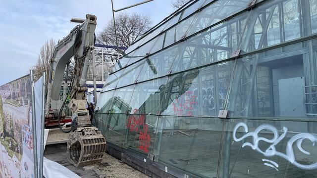 Aus für das Glashaus von Gerry Ecker – nach einem jahrelangen Rechtsstreit hat die Stadt Wien die Fläche zurück und will einen Park bauen. | Foto: Kathrin Klemm