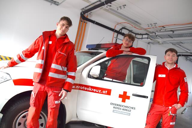 Johannes Trappl, Simon Vonmetz und Stefan Maurer absolvieren gerade ihren Zivildienst beim Roten Kreuz Korneuburg. | Foto: Sandra Schütz