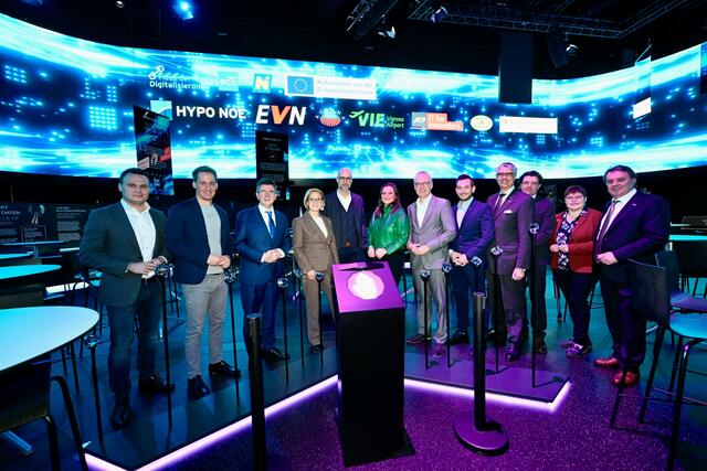 LAbg Andreas Bors, Christoph Schmidt, Geschäftsführer Flughafen Wien AirportCity Space, der Tullner Bürgermeister Peter Eisenschenk, Landeshauptfrau Johanna Mikl-Leitner, Ausstellungskurator Markus Pargfrieder, Andrea Edelmann, EVN AG, Leiterin Innovation, Nachhaltigkeit und Umweltschutz, Wolfgang Vielhauser, Vorstandssprecher HYPO NOE Landesbank, ACP Geschäftsführer Edwin Kliglhuber, Wolfgang Ebner, Sektionsleiter Sektion 5 "Digitalisierung" im Finanzministerium, die Natur im Garten Geschäftsführer Matthias Wobornik und Christa Lackner, WKNÖ-Präsident Wolfgang Ecker | Foto: Imre Antal