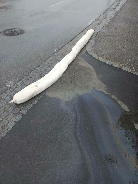 Mittels Ölsperren verhinderten die Kameraden ein Eindringen von Öl in den öffentlichen Kanal. | Foto: FF Weilbach