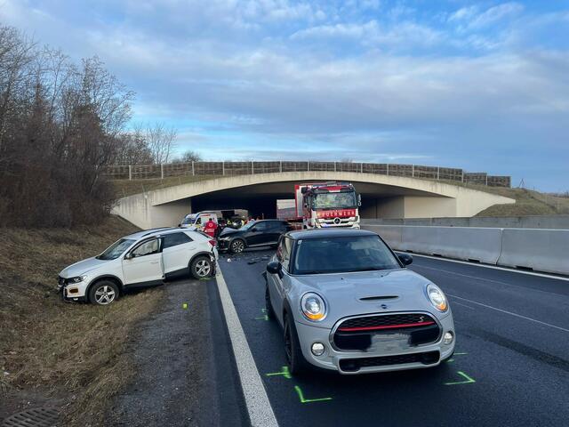 Frei Fahrzeuge waren in den Unfall verwickelt | Foto: Feuerwehr Mattersburg