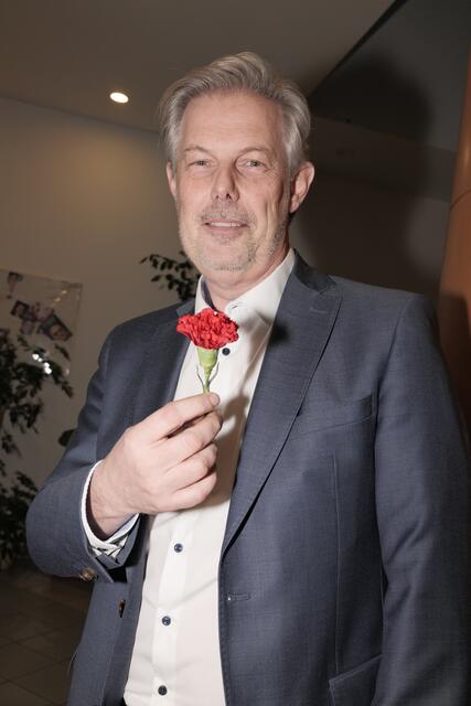 Günther Kautz mit roter Nelke – symbolhaft.