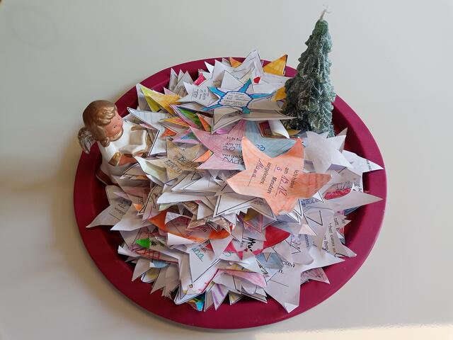 Mit der traditionellen vorweihnachtlichen Leseaktion „Sternelesen“ der Volksschule Am Stiftsplatz setzten die SchüleInnen heuer ein Zeichen der Solidarität für wohltätige Zwecke. | Foto: privat