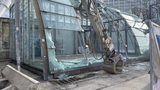 In kürzester Zeit soll das Glashaus komplett abgerissen sein. | Foto: Kathrin Klemm