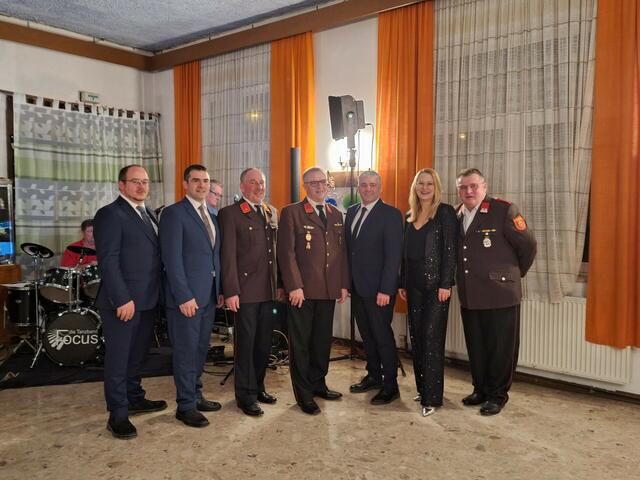 Gemeinderat Manfred Bauer, Vizebürgermeister Martin Bauer, Gottfried Seimann, Josef Bauer, Bürgermeister Elmar Schöberl, Gemeinderätin Daniela Neuhuber, Johann Rebel. | Foto: Stadtgemeinde Zistersdorf