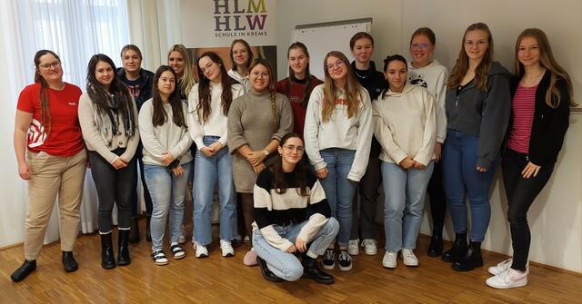 v.li.n.re.: Laura Jindrak mit Schülerinnen der 5 AHLW
 | Foto: HLM HLW Krems