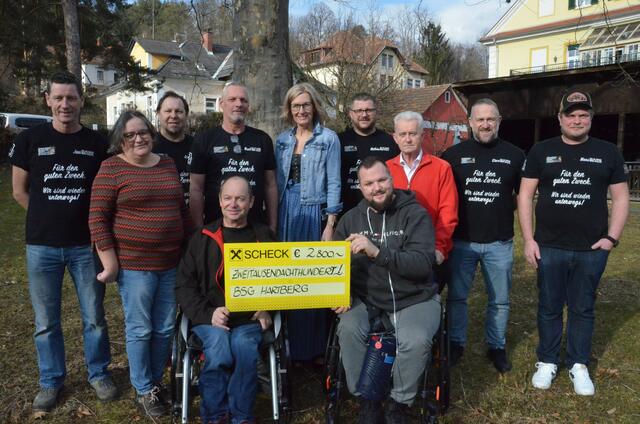 Die Mitglieder des Seidl Rallye Teams mit Stefan Schröck (2. v. re.) und Andrea Konrad von der Raiffeisenbank (Mitte) überreichten den Scheck an die BSG | Foto: KK