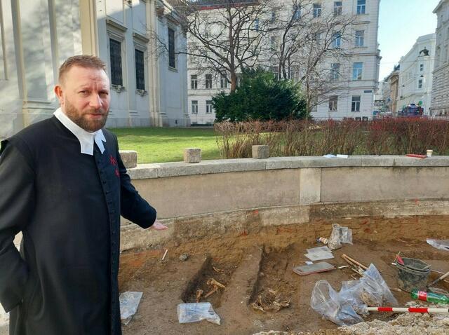  Pater Mare Pučalík fordert eine Gedenktafel, die an die ehemaligen Gräber bei der Karlskirche erinnern. | Foto: Wiener Karlskirche