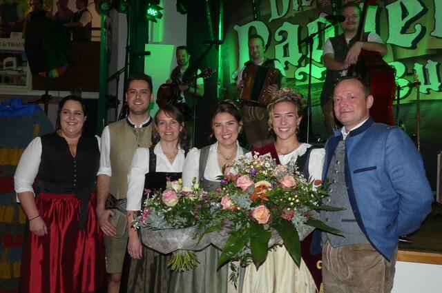 Lisa Nagl, Romed Giner (beide Obleute der Jungbauern Thaur), Ortsbäuerin Verena Müssigang, Prinzessin 2023 Hannah, die neu gekürte Radieschenprinzessin 2024 Julia und Romed Giner (Thaurer Bauern).


