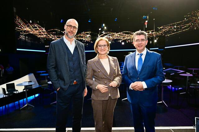 Ausstellungskurator Markus Pargfrieder, Landeshauptfrau Johanna Mikl-Leitner, der Tullner Bürgermeister Peter Eisenschenk | Foto: Imre Antal