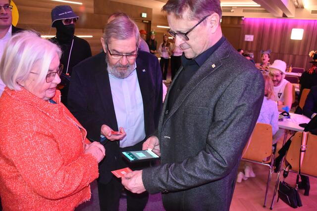 Der QR-Code von den Kärtchen der Bezirksblätter wird gleich ausprobiert. | Foto: Alexandra Goll