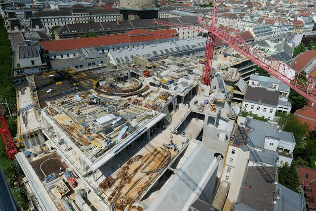 Der Abschluss der Bauarbeiten und die Eröffnung des Kaufhauses waren ursprünglich für das zweite Halbjahr 2025 geplant. | Foto: M. Spitzauer/RMW