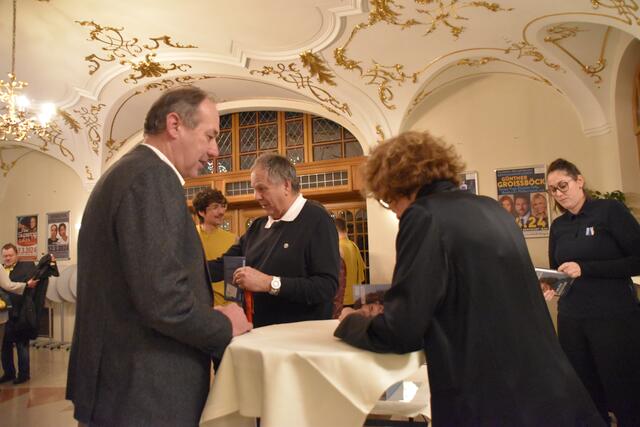 Auch Bürgermeister Rumpler holt sich ein Autogramm. | Foto: Preineder