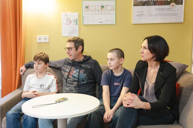 Für Familie H. wurde nach einem schrecklichen Unfall ein "Wunder" wahr: Simon H. (8), Andreas H., Felix H. (10), Monika H. | Foto: SALK/Fürweger