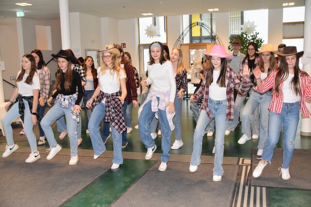 Für die Besucher gab es gleich einen Begrüßungstanz a la "Cotton Eye Joe". | Foto: Michael Strini