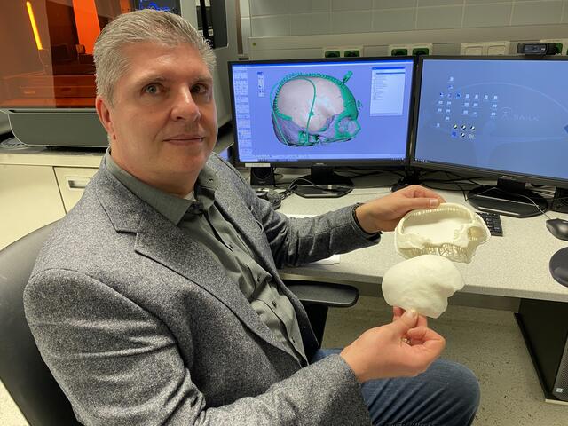 IT-Experte Werner Wurm mit dem Modell des Implantats, das Felix H. (10) am 17. Jänner eingesetzt wurde. | Foto: SALK/Fürweger